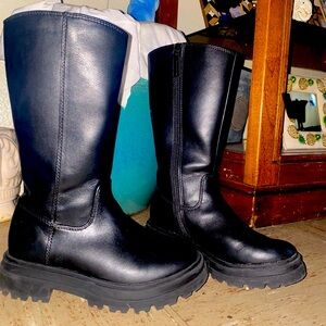 Girls black boots, size 1